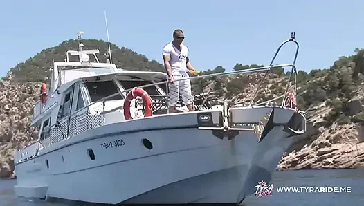 Esmer tekne plajında ve kanepede vahşi seksin tadını çıkarıyor