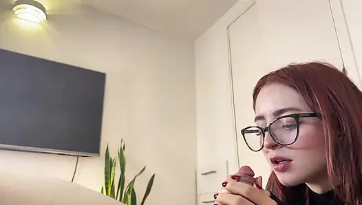 Gadis rambut merah 19 tahun nyepong kontolku dan telan spermaku