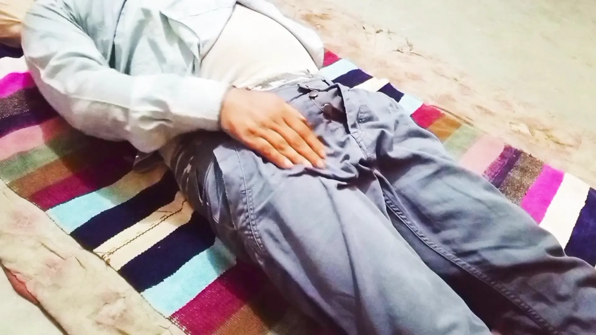 德西热辣的男孩与女朋友肮脏的谈话与身体反应