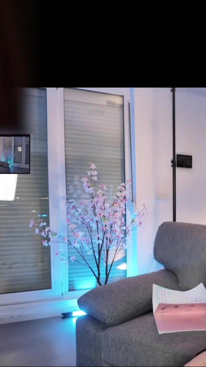 Zgodna MILFA Jeny Smith je unajmila učitelja da vežba engleski, ali je na kraju masturbirala pred njim na veb kameri! | Klip 1