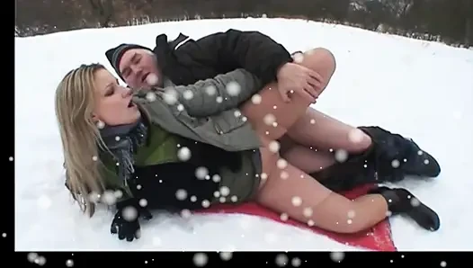 Старик трахает милфу на улице и кончает в рот молодой девушке