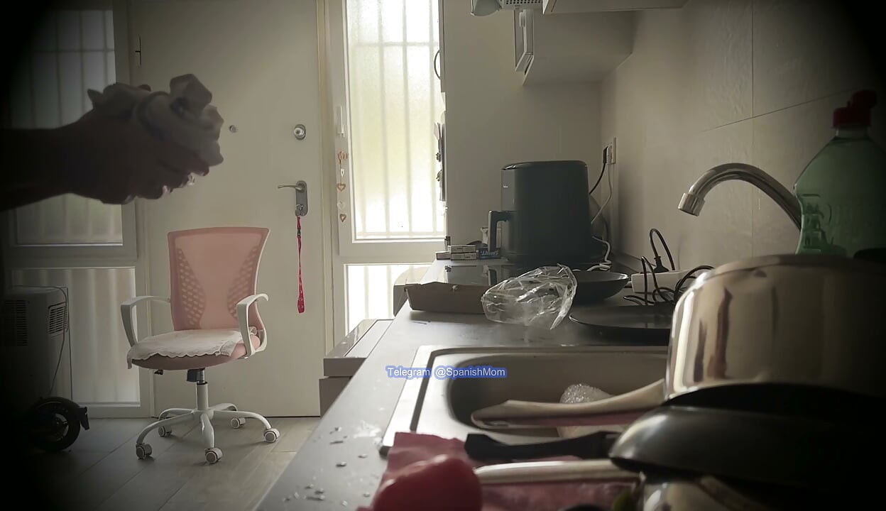 Μητριά κάνει δουλειές οικιακής βοηθού, γυμνή