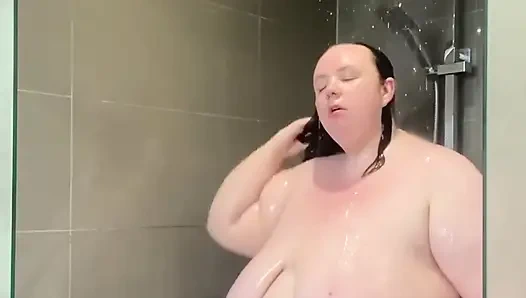 Jalan-jalan di kamar mandi dengan pukulan yang berbeda