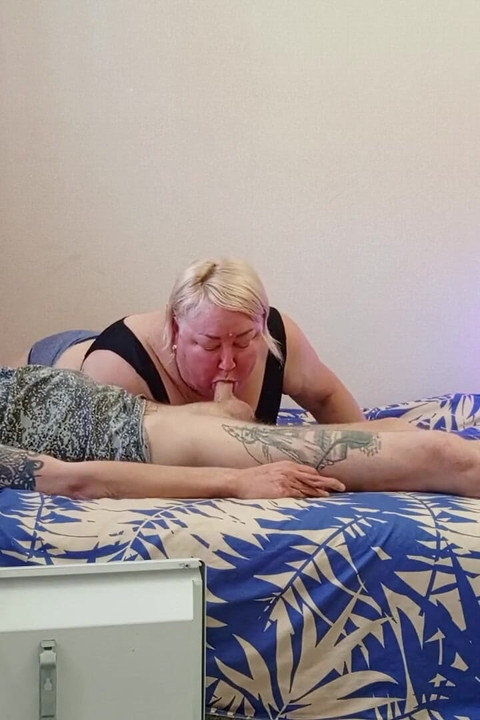 핫한 두꺼운 정액으로 입에 사정할 때까지 내 자지를 빨아주는 새엄마