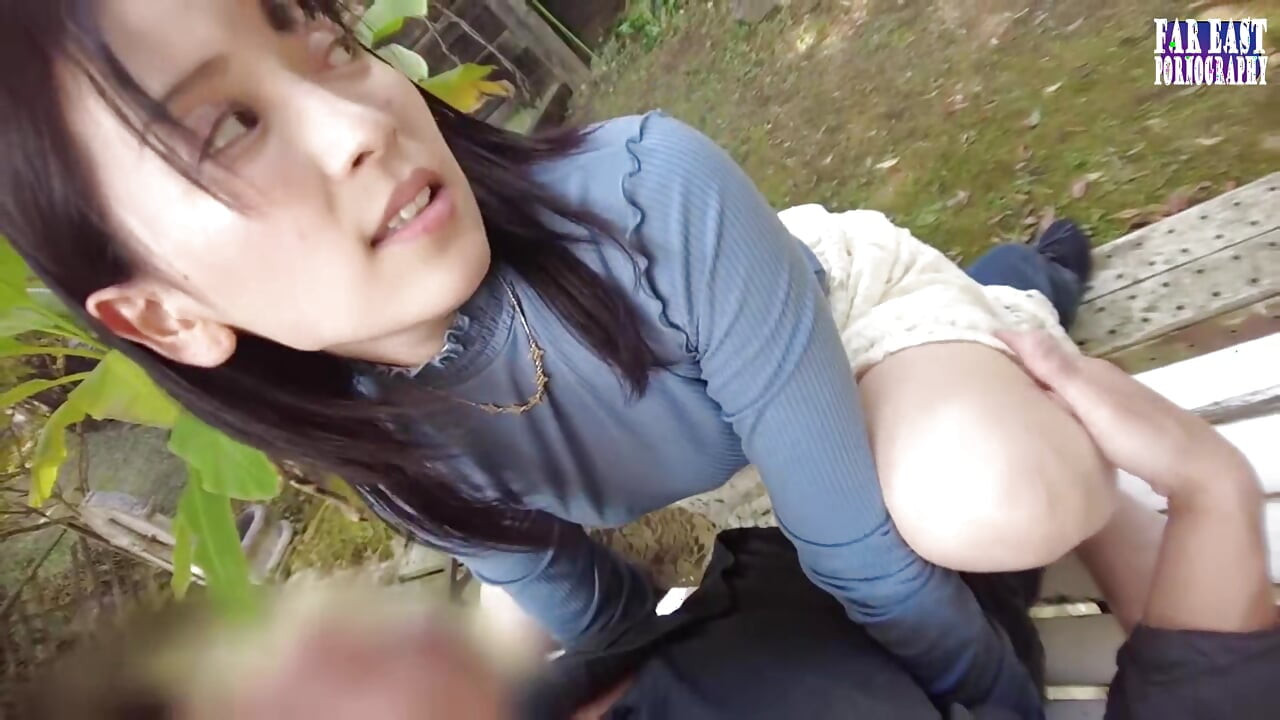 Cewek sange ini menggoda pria dengan rok mini ini sampai klimaks saat dia tenggelam - 2