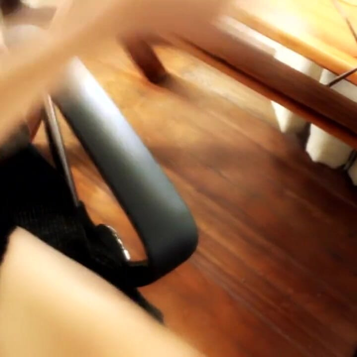 Yüksek topuklu Asyalı sekreter ofiste azdırıyor