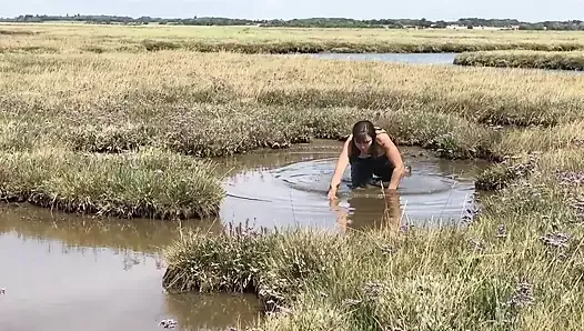 泥だらけの河口で遊ぶ