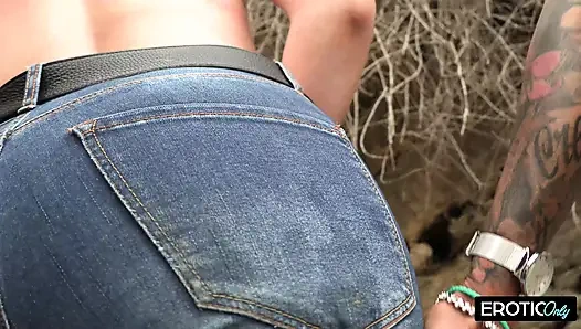 Dua pacar mengisap batang kenalan liburan mereka