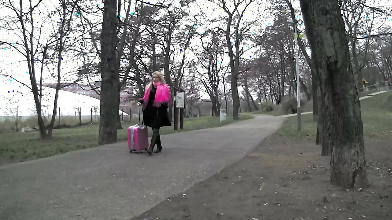 Păpușa blondă franceză are parte de o ejaculare facială după un futai intens în dormitor