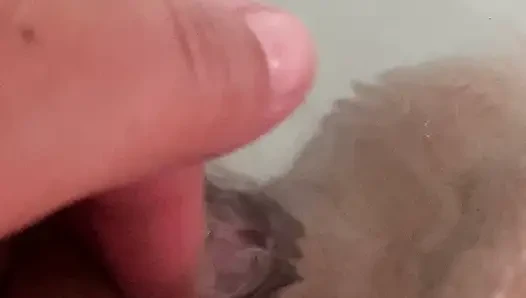 Banyoda amcığıma masaj yaptırıyor