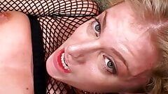 Blonde Angela Stone opent haar kont om sperma in haar mond te krijgen