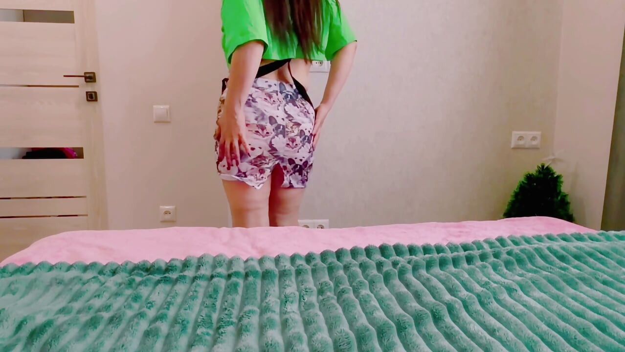 Hermanastra en una falda de gatito