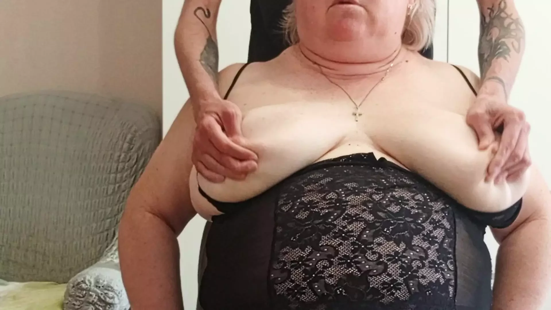 Összezúzta a szomszédja melleit, szájba baszta, és megtöltötte a melleit cummal