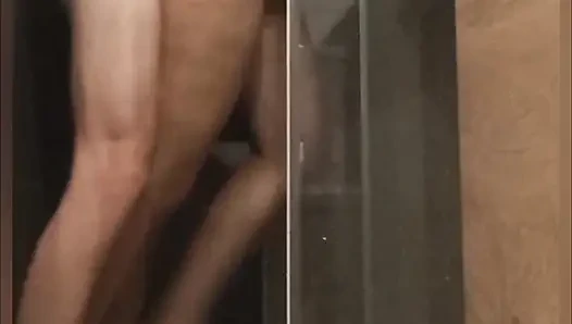 Ein 19-jähriges College-Mädchen steigt bei Cannon Full unter die Dusche und verschafft ihr mehrere Orgasmen!t