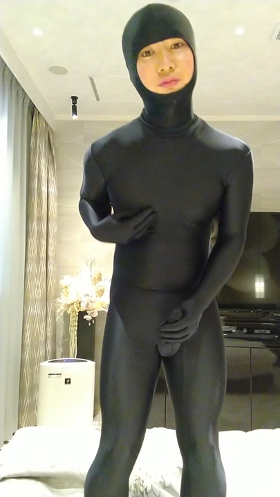 A pervert wrapped in full-body tights masturbates and takes off his mask when he feels good | Clip 1