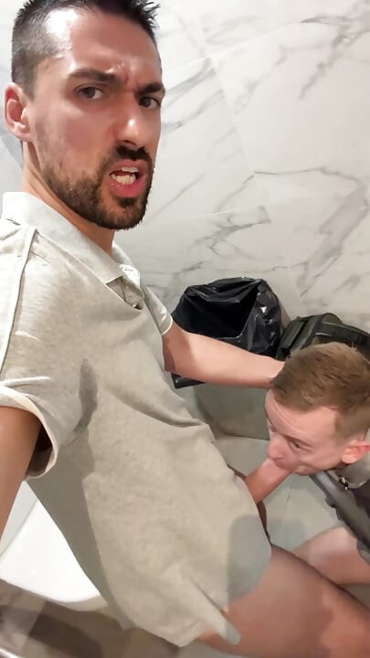 Seksi papi se jebe u javnom WC-u s mladićem s velikim kurcem