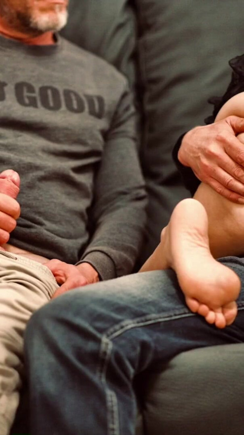 Presto como una puta delante de un amigo de mi esposo y él me mira follar. Presentación de diapositivas de fotos para ti | Clip 2