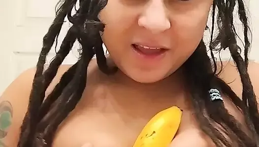 Dollie joue avec elle-même avec une banane et un gode