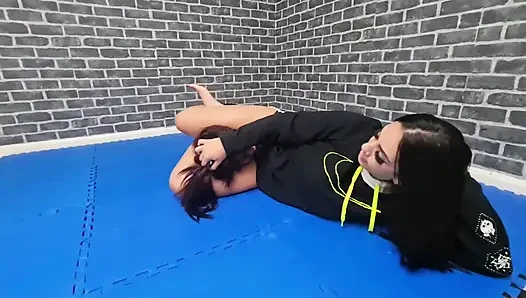 En iyi hatun Alice'in aşırı bacaklarıyla makas dövüşü