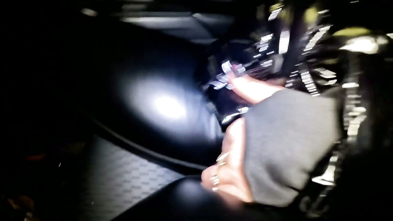 Night pick-up downjacket milf fantasie, roken, auto pijpbeurt en klaarkomen op glanzend jasje