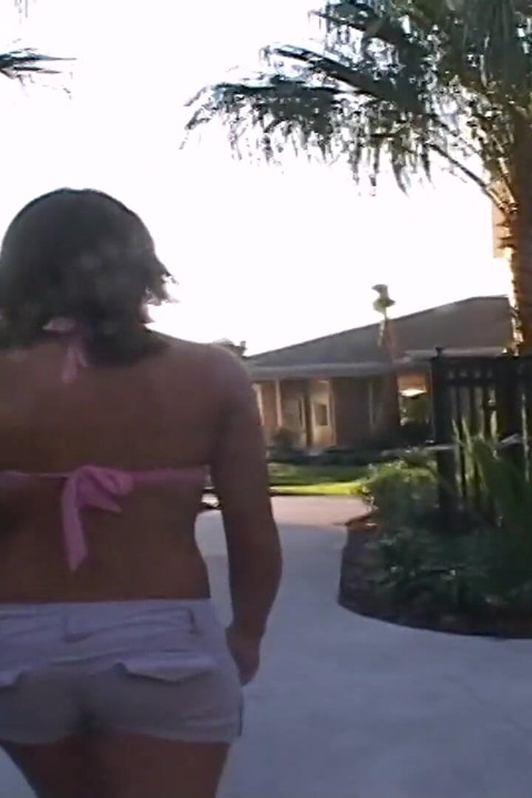Two hotties on vacation streak across a golf course