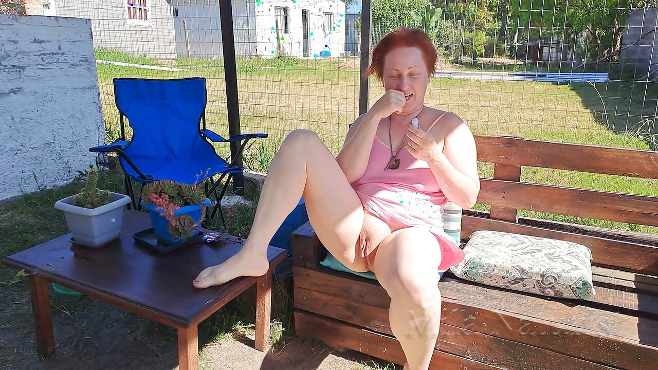 Solo amator real în aer liber: vibrator mic, plăcere mare într-o grădină însorită
