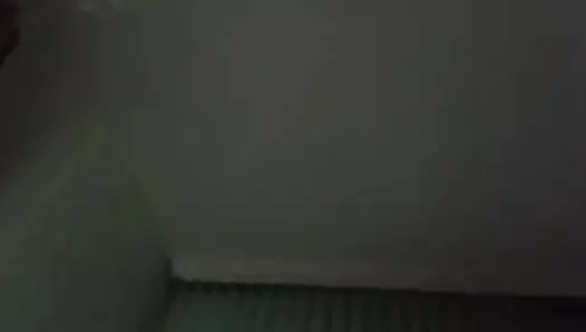 Eine begabte kochin zeigt ihre reize