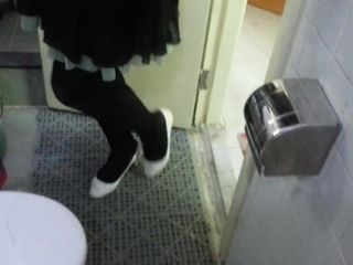 Білі лаковані туфлі з чорними колготками 31