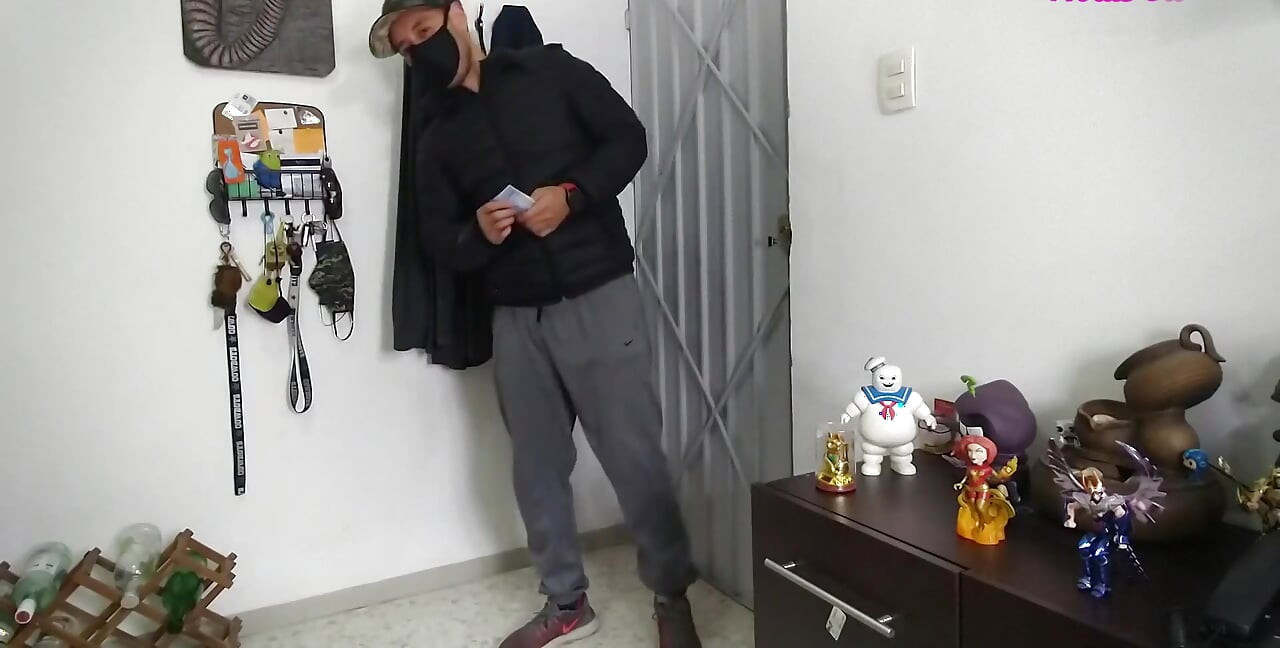 I Played a Prank on the Pizza Delivery Guy and Fucked Myself Until He Cum