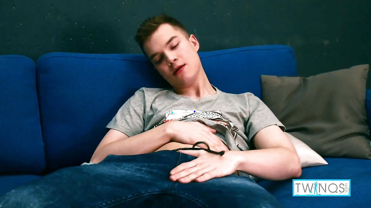 Blonde Twink Cutie Liam P Pushes A Big Dildo Into His Gaping Ass Hole!