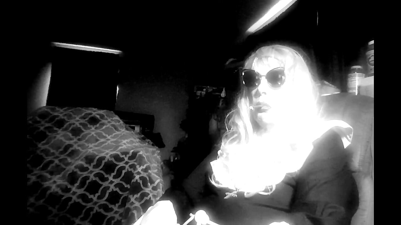 แม่ชีผู้ใหญ่ชอบชักว่าวขณะสูบบุหรี่ VS120 ที่โต๊ะคอมพิวเตอร์ของเธอ CD SISSY TG