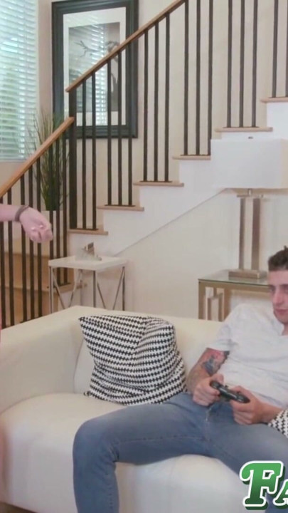 Gamer bro fucks stepsis Nikki Venom while playing | Clip 1