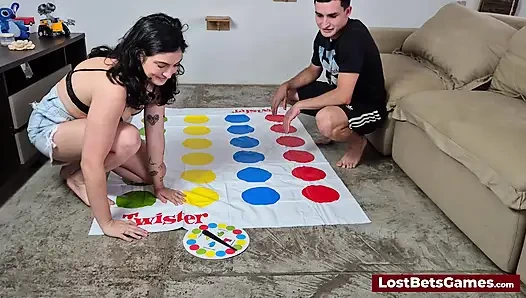 Rafaela dan igor lagi asik main game menggoda strip twister