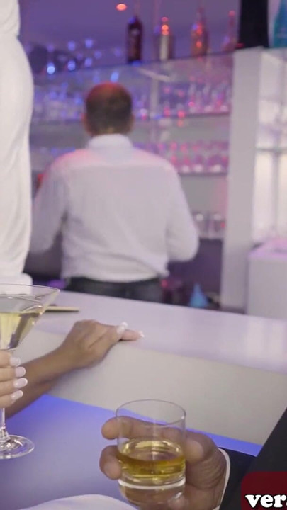 Milf alemana de tetas grandes conoce a un caballero en el bar | Clip 1