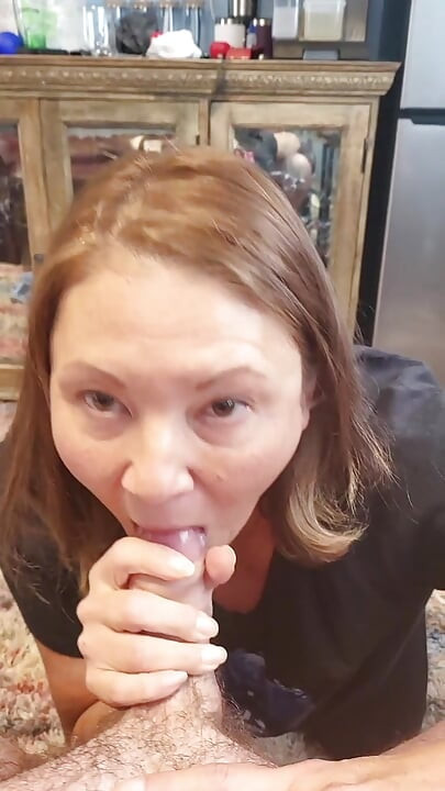 Une MILF sexy avoue vouloir 4 bites à la fois, elle le suce deux fois et jouit tellement de fois en public