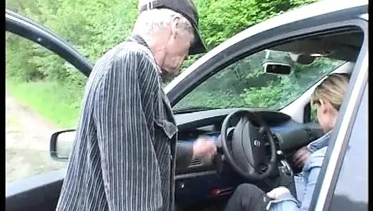 Perfcet, blonde deutsche puppe wird im kofferraum ihres autos im wald gefickt