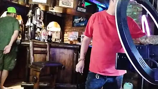 Bosan dan diabaikan. Waktu penutupan di bar.