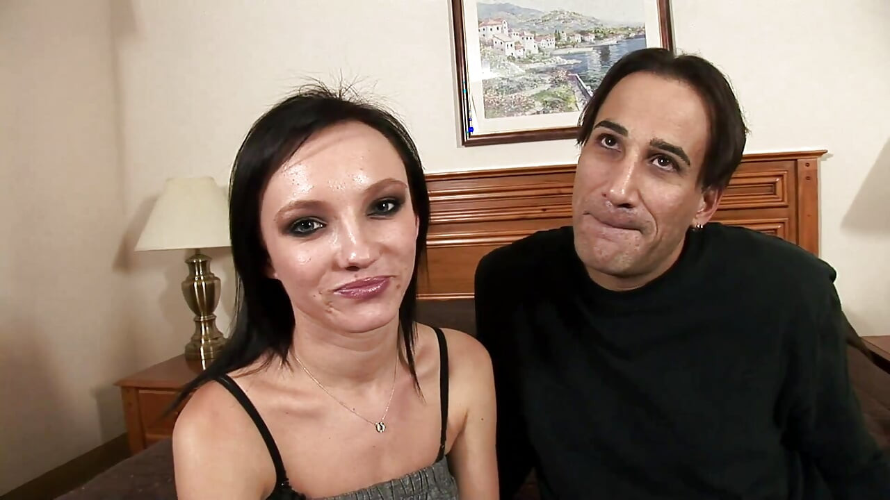 Amateur amateur brünette lutscht den riesigen schwanz ihres freundes und wird doggystyle geknallt