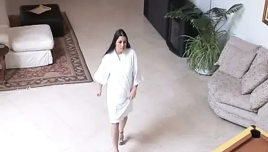 Seksi beyaz kız evde arkadaşları tarafından domalarak sikiliyor sert.aşırı anal seks.üçlü seks