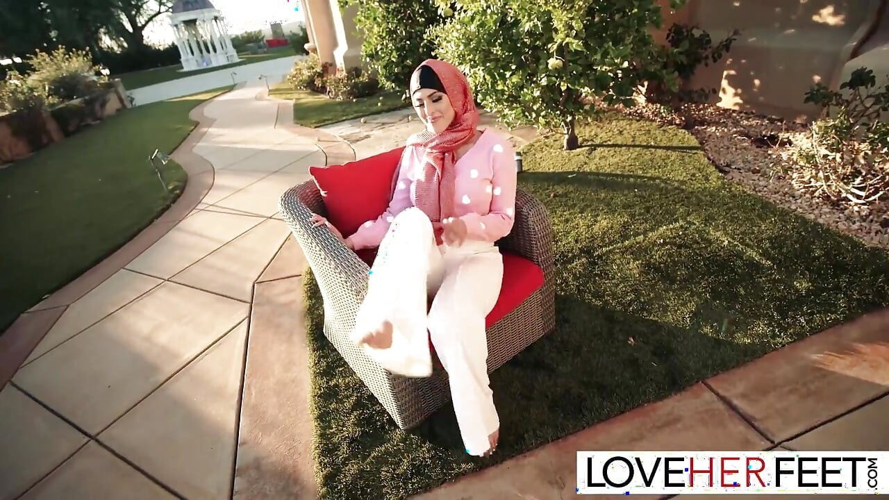 Outdoor JOI Foot Tease With Latina Hottie Sophia Leone