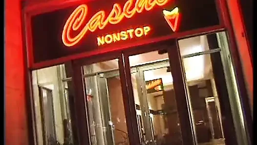 Penari tiang pirang dan pelayan