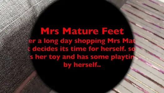 Mrs reife füße in gebräunten strumpfhosen spielen solo 414