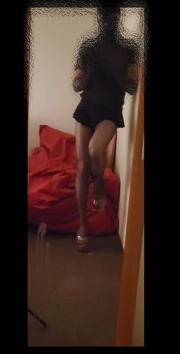 Mascarado tgirl em látex &nylonfetish highheels provocando