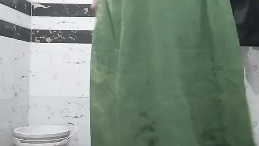 Priya si kakak ipar priya si tante seksi lagi asik mandi