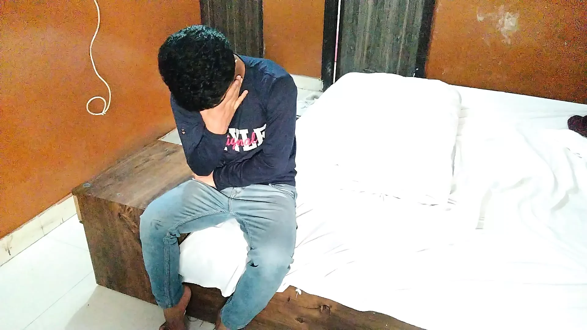 Di cahaya matahari, isteri menerapkan krim di atasnya dan menghisap muka suami.