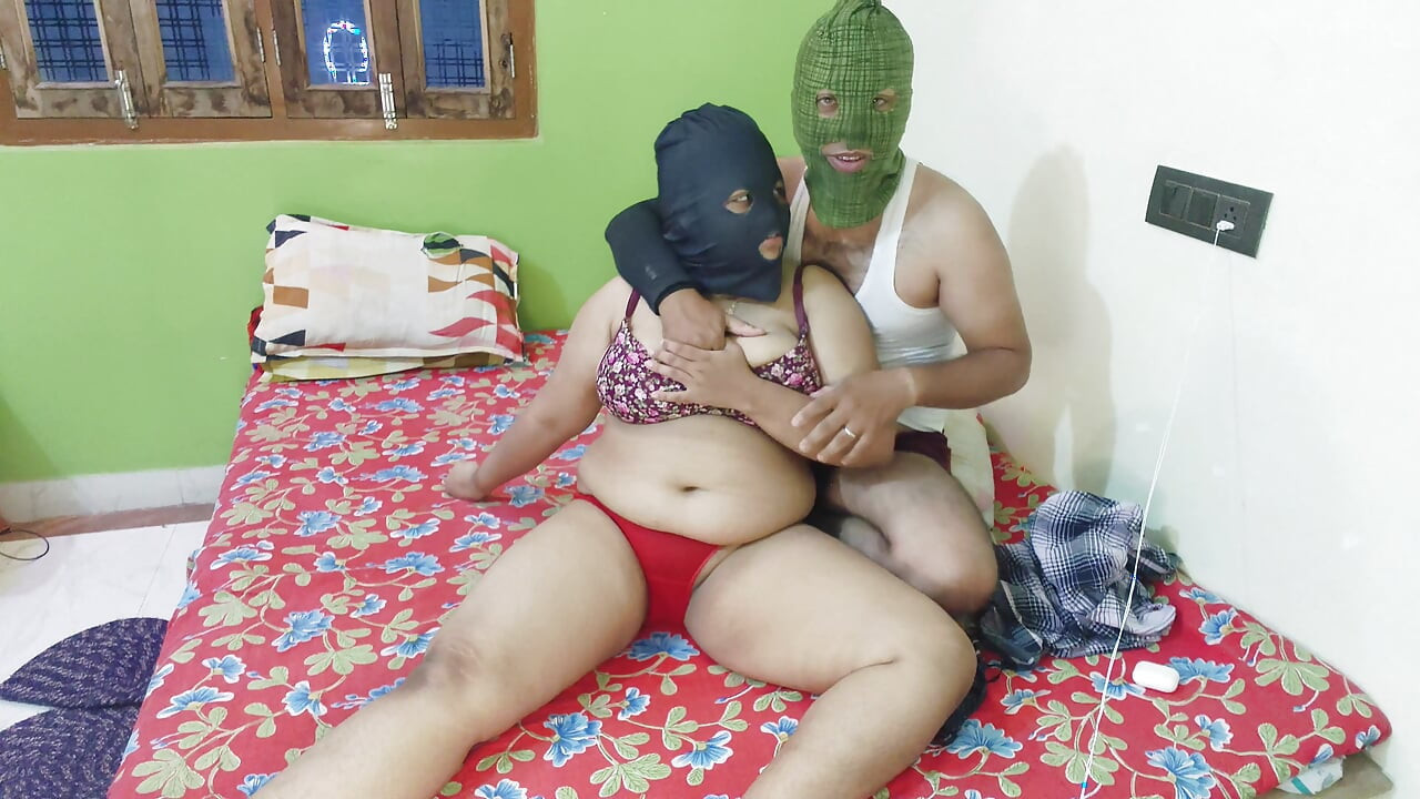 Indijska žena se saginje i uzima veliki kurac u pičku otpozadi