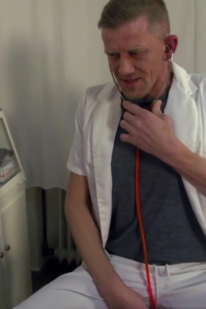 سمراء موشومة تتناك في عيادة الأطباء