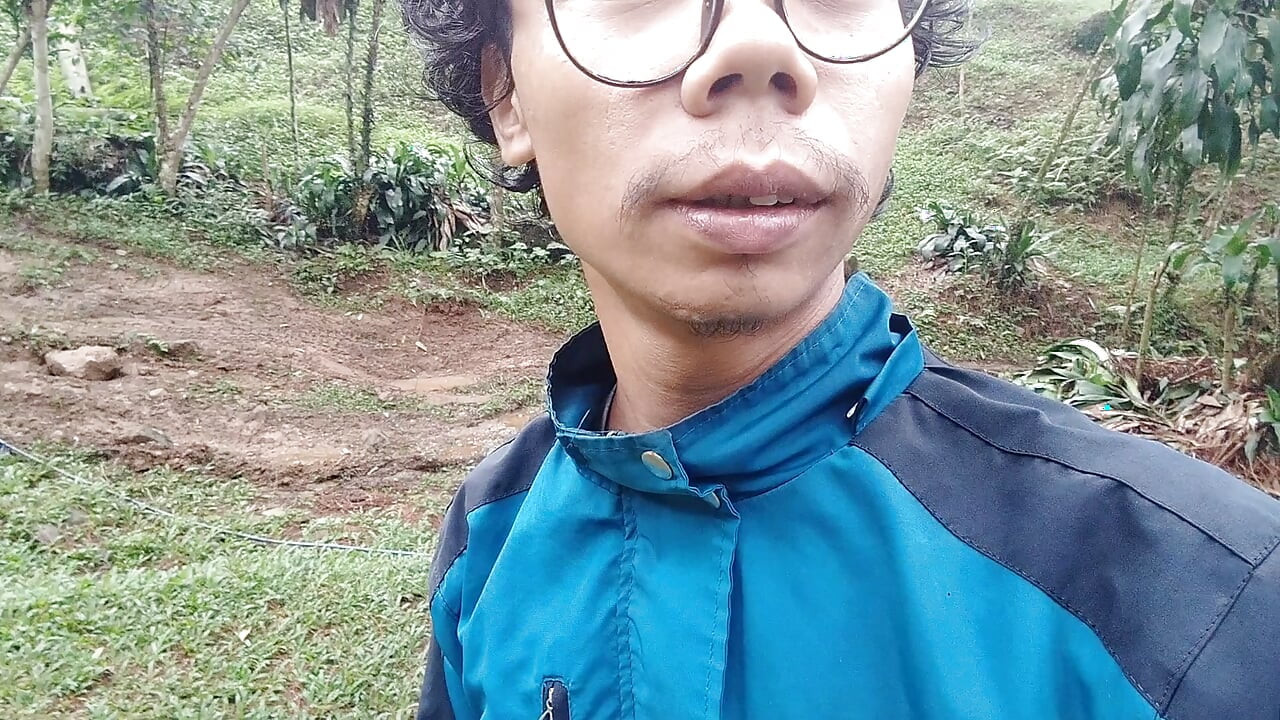 Walking to natural tourist attractions peeing in public toilets