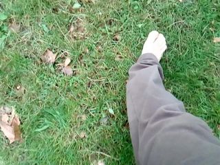 Kocalos - боса нога по траві 2