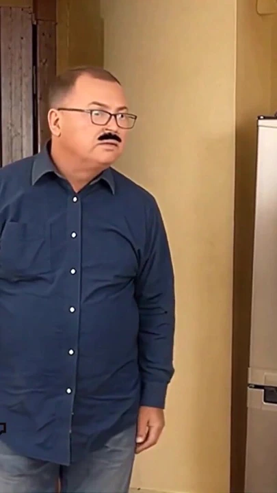 托塞利尼和女仆。粉碎碗和脱衣小费。一个女仆打碎碗。完整视频 |剪辑 1